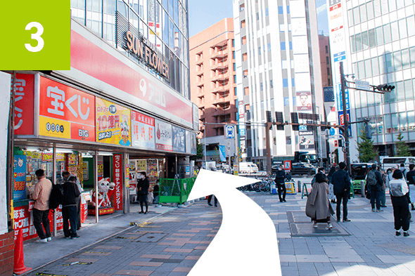 京王線、小田急線、丸の内線 新宿駅 B16出口　道順3